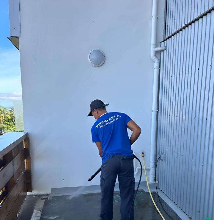 Notre service de nettoyage industriel garantit un environnement sain et sécurisé.